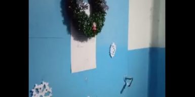 Жители одного из домов в Днепре оригинально украшают подъезд к празднику(видео)