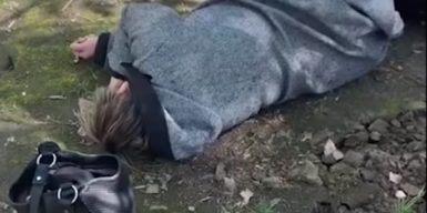 В Днепре пьяная женщина уснула на газоне прямо перед избирательным участком: видео