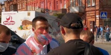 Хватали за руки, били девушек: на митинге против Зеленского в Днепре произошла потасовка (видео)