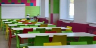В днепровской школе обновили «серенькую» столовую на отдаленном жилмассиве: видео