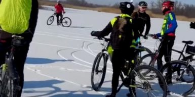 Велосипедисты из Днепра катались по льду: видео
