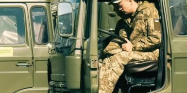Борис Філатов привітав захисників і захисниць України, передавши на фронт вантажівки