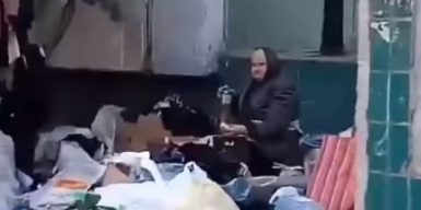 В центре Днепра женщина терроризирует соседей мусором: видео