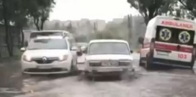 В Днепре из-за стихии посреди дороги застряла “скорая”: видео