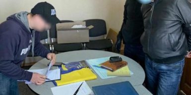 На Днепропетровщине будут судить полицейского, который пытался дать взятку своему начальнику: фото