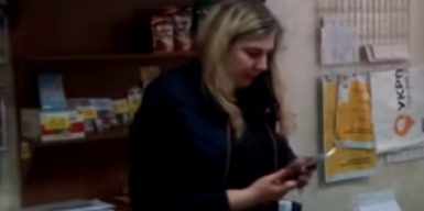 Сотрудница почты на Днепропетровщине отказалась обслуживать клиента на украинском: видео