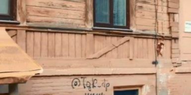 Дыры в крышах и горящая проводка: как живут люди в последнем деревянном доме Днепра (видео)