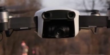В Днепре человек с дроном охотится за улыбками прохожих: видео