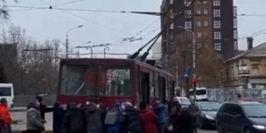 «Хочешь ехать — толкай»: особенности работы троллейбуса № 5 в Днепре (видео)