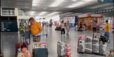 Днепровских туристов на несколько часов заперли в неработающем аэропорту без еды и воды: видео