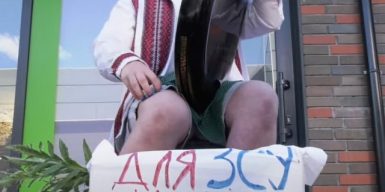 В любую погоду: мальчик-бандурист из Днепра собирает деньги для ВСУ (видео)