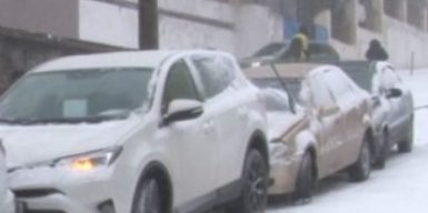 Сверху пять автомобилей: как снежная буря спровоцировала ДТП на Крутогорном спуске в Днепре (фото)