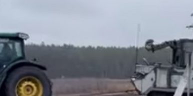 С трактором и танком: нардеп из Днепра показал, как начинается посевная(видео)