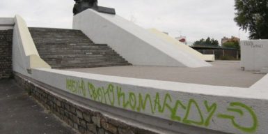 Вандалы в Днепре продолжают уродовать памятники