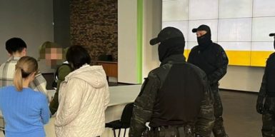 У столиці трьох адміністраторів сервісного центру МВС викрили на махінаціях