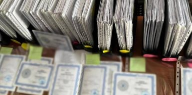 У Києві та Львові затримали 8 учасників схеми, які зробили 200 чоловіків фіктивними викладачами ради відстрочки