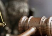 У Дніпрі нотаріус переписала чужу квартиру на підставних осіб