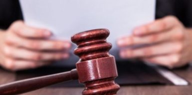 Суддя, якого двічі затримували за хабарі, мобілізувався в ЗСУ