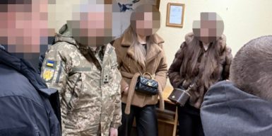 У київських ТЦК заробляли на “ухилянтах”, використовуючи дитину як кур’єра