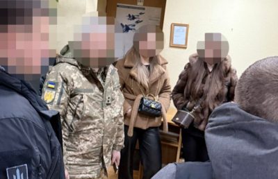 У київських ТЦК заробляли на “ухилянтах”, використовуючи дитину як кур’єра