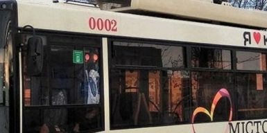 В Кривому Розі витратять більше 1 мільйона на обклейку оракалом тролейбусів і автобусів