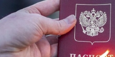 Росіяни змушують українців на окупованих територіях брати паспорти РФ