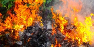 Жители Краснополья задыхаются из-за горящего мусора: видео