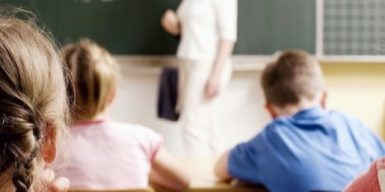 Правительство на год отложило вопрос о росте зарплат школьных учителей