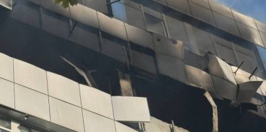 Ворожий удар БпЛА по середмістю Дніпра: будинки та школи вціліли, комунальники ліквідовують наслідки атаки