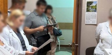 Хабарі в тортах і букетах: у Києві викрили членa ВЛК та його спільників, які заробили понад 16 млн грн на фіктивній інвалідності