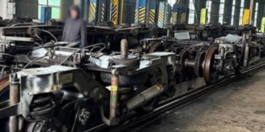 Тріщини замість десятиліть служби: керівництво вагонобудівного заводу “заробило” мільйони на постачанні неякісних вагонів для “Укрзалізниці”