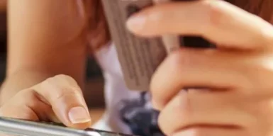 Оформила інтернет-банкінг та витягла долари з рюкзака: на Харківщині дівчина обікрала батька загиблого військового