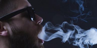 Нарколог из Днепра рассказала, почему вредны электронные сигареты