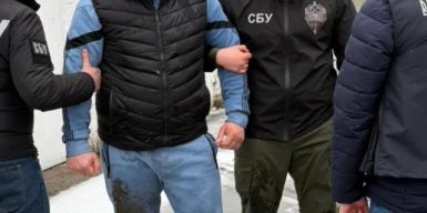 У Черкасах затримали столичного адвоката, який обіцяв виїзд за кордон через фіктивний шлюб з жінкою на інвалідності