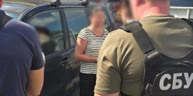 У Києві затримали адвокатку, яка підбурювала свого клієнта надати 30 тисяч доларів слідчому поліції