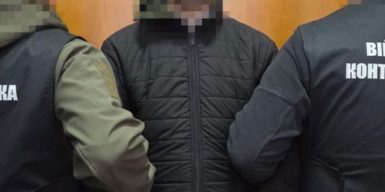 СБУ та Нацполіція затримали 30-річного мобілізованого, який передавав ГРУ РФ координати командних пунктів та ППО