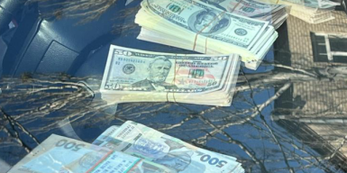 На Київщині викрили групу фальшивомонетників, які збували мільйони підроблених гривень та доларів