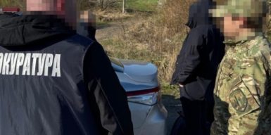 Митник брав хабарі за безперешкодне вивезення готівки через держкордон без її декларування