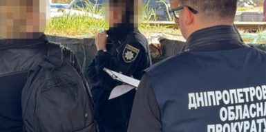 Патрульна поліцейська з Кривого Рогу вимагала хабар у військового, який перебував у СЗЧ: обіцяла фіктивне поновлення на службі