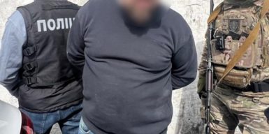50 тисяч доларів за “квиток” за кордон: у Києві затримали організатора схеми ухилення від мобілізації