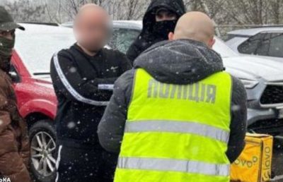 Посадовець Конституційного суду за гроші обіцяв “оновлення даних” в ТЦК з подальшим оформленням “броні” на оборонному підприємстві