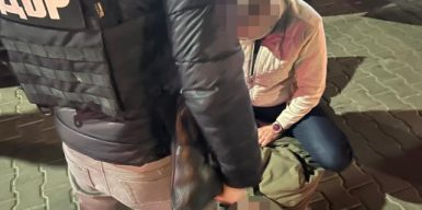 Правоохоронець за гроші “допомагав” зі списанням з військового обліку