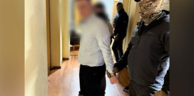 На Київщині двоє прокурорів вимагали з підприємця 50 тисяч доларів