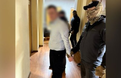 На Київщині двоє прокурорів вимагали з підприємця 50 тисяч доларів