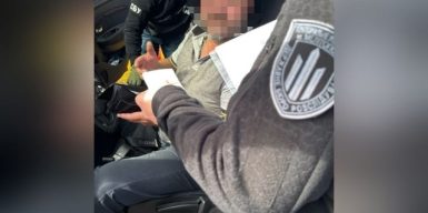 В Херсоні затримали таксиста, який допомагав військовим залишати службу та уникати перевірок на блокпостах