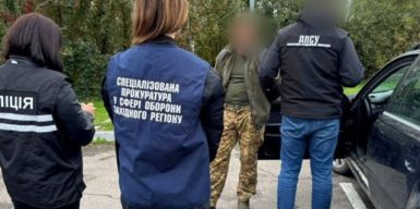 На Львівщині затримали військового, який переправляв “ухилянта” до Польщі