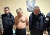У Києві затримали трьох чоловіків, які влаштували теракт у Дарницькому районі: загинув нацгвардієць, поранено поліцейських