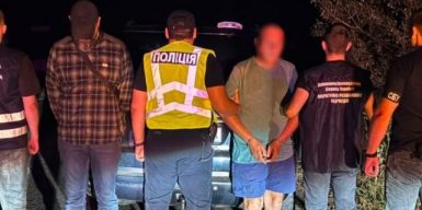 Одягав маску 50 Cent та “погорів” утретє: на Закарпатті затримали адвоката за організацію чергової схеми виїзду чоловіків за кордон