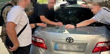 У Дніпрі затримали трьох чоловіків, які жорстоко побили волонтера, відібрали $11 тисяч на авто для ЗСУ та вимагали вигаданий борг