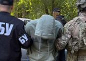 СБУ затримала у Дніпрі мешканця столиці, який намагався продати арсенал зброї та боєприпасів